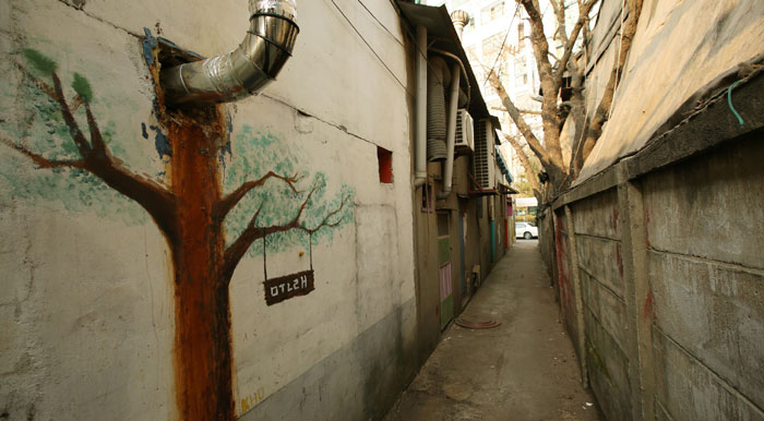 문래동 철공소거리에서는 이런 벽화를 종종 만날 수 있다.