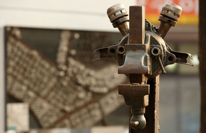 지하철 2호선 문래역 7번 출구에서 나와 길을 따라 걸으면 보이는 문래동 철공소, 예술촌 조형물