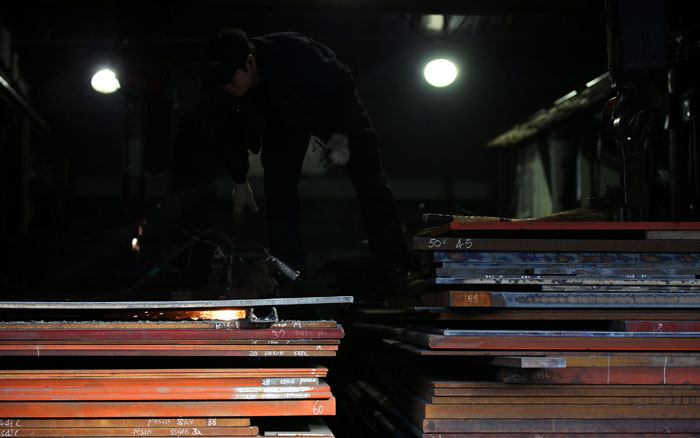 문래동 한 철공소에 쌓인 철근과 각종 철판._2