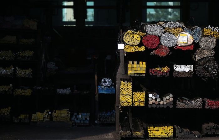 문래동 한 철공소에 쌓인 철근과 각종 철판.