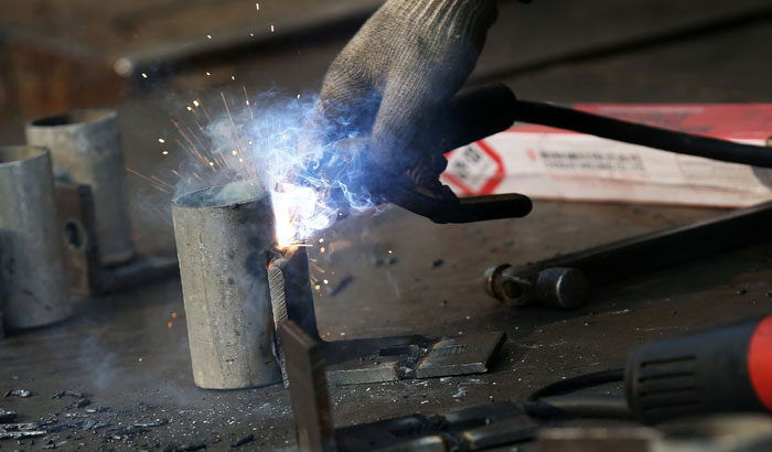 문래동 철공소거리에서는 용접과 절단 등 각종 작업을 하는 모습을 쉽게 볼 수 있다.