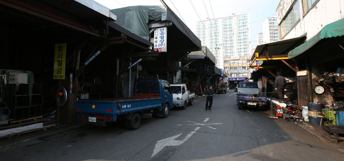 문래동 한 철공소에 쌓인 철근과 각종 철판._3