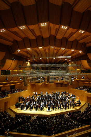 세계적 명장 로린 마젤이 지휘봉을 잡은 뮌헨 필하모닉 오케스트라는 21~22일 이틀간에 걸쳐 베토벤 교향곡, 차이콥스키의 ‘로미오와 줄리엣’ 환상서곡, 그리고 스트라빈스키의 ‘봄의 제전’ 등 세계 명곡들의 화려한 연주를 선보였다. (사진제공: 빈체로)