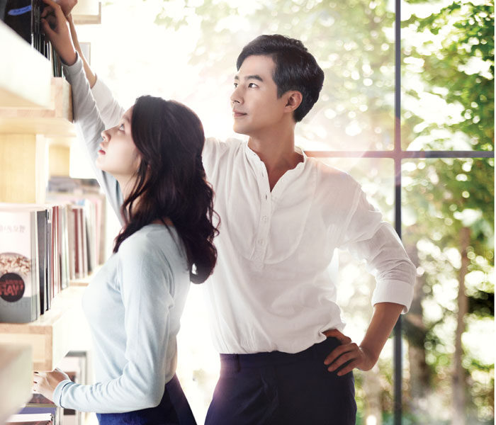  배우 조인성을 모델로 한 비비안의 2014년 광고 이미지. 여성을 세심하게 배려하고 보호하는 이미지를 표현했다.