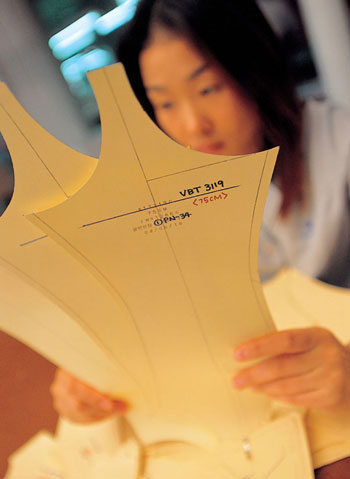  남영비비안의 디자이너가 제품 제작 작업을 하고 있다.