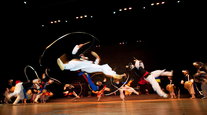 전통극단 예사당팀의 풍물놀이 (사진제공: 남산골한옥마을)