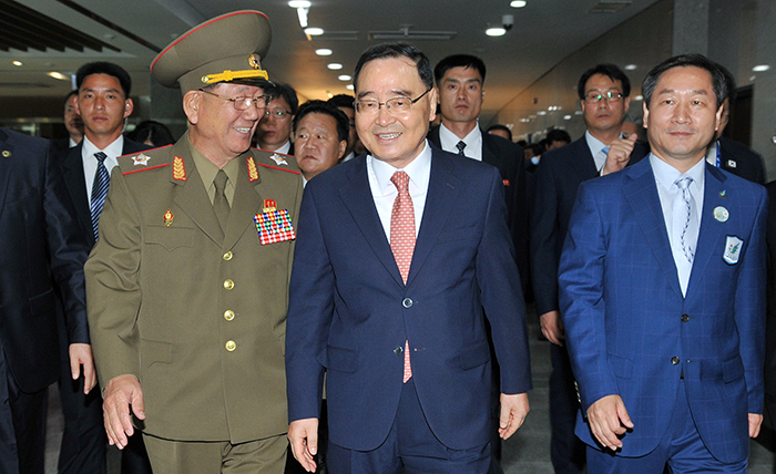 정홍원 총리(가운데)와 황병서 북한 인민국 총정치국장(왼쪽)이 아시안게임 참관을 위해 경기장에 입장하고 있다.