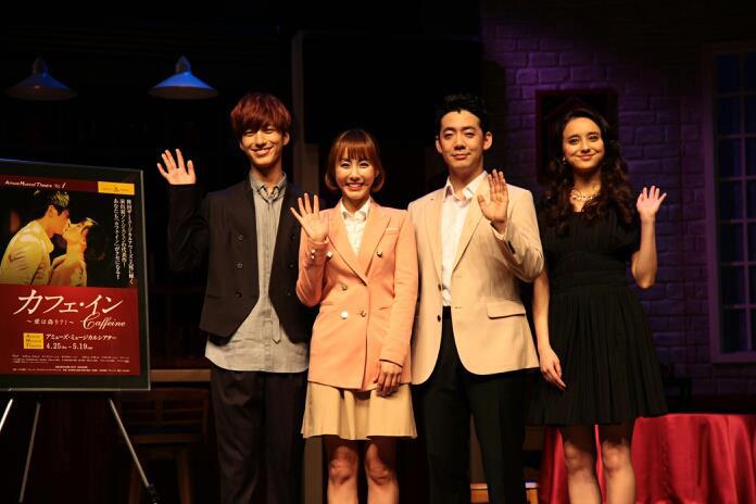 뮤지컬 ‘카페인’의 출연자들이 아뮤즈뮤지컬씨어터에서 기념촬영을 하고 있다. (사진: 아뮤즈뮤지컬씨어터 페이스북)