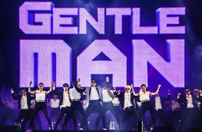 젠틀맨의 ‘시건방 춤’은 첫 공개된 콘서트장에서 팬들이 따라 할 수 있을 정도로 쉬워 유튜브 상에 패러디 동영상 게재가 이어지고 있다.