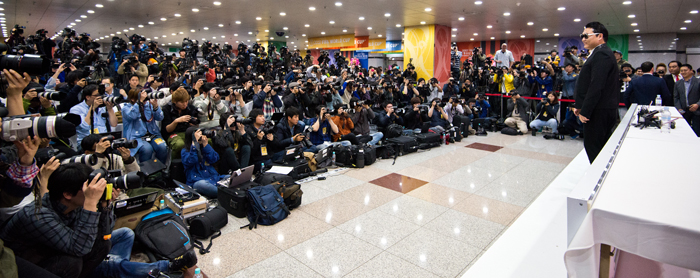 싸이의 콘서트장에는 400여명의 내외신 기자들이 몰려들어 ‘국제 가수’로서의 그의 위상을 대변했다.