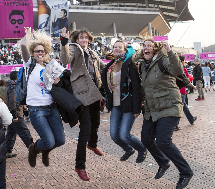 싸이의 콘서트 ‘해프닝’이 열린 서울 상암월드컵 경기장을 찾은 해외 팬들이 환호하고 있다.