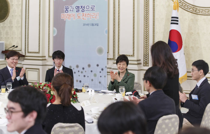 박근혜 대통령이 26일 대통령과학장학생과 국제과학올림피아드 대표단과 환담하고 있다.