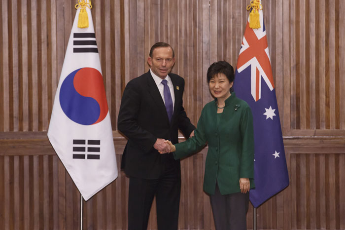 박근혜 대통령과 토니 애벗 호주 총리가 11일 중국 베이징 APEC 에서 악수를 나누고 있다.