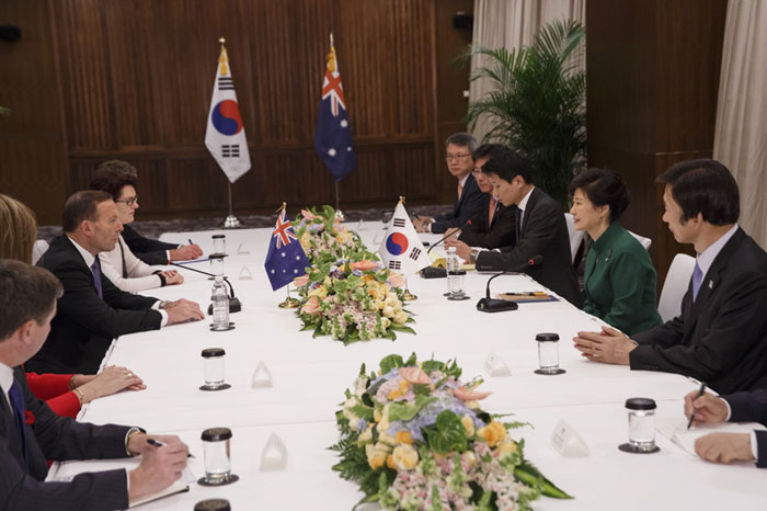 박근혜 대통령과 토니 애벗 호주 총리가 11일 중국 베이징 APEC 정상회의에서 회담을 갖고 있다.
