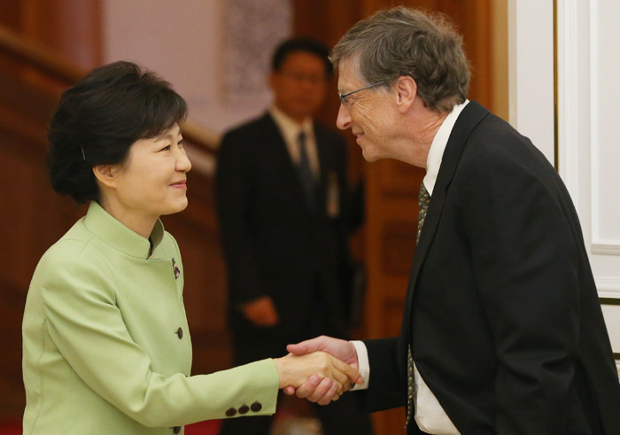 박근혜 대통령(왼쪽)이 22일 청와대를 방문한 빌 게이츠 마이크로소프트(MS) 공동 창업자 겸 에너지 벤처기업 테라파워 회장과 악수를 하며 인사를 나누고 있다. (사진: 청와대)