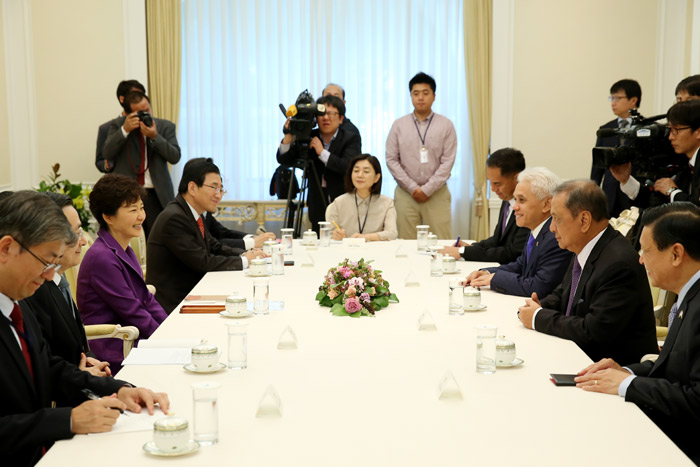 박근혜 대통령(왼쪽 세 번째)이 9월 25일 청와대에서 하따라자사 인도네시아 경제조정부 장관 및 인도네시아고위급 경제 대표단과 한-인니 경제협력 방안을 논의하고 있다. (사진: 청와대)