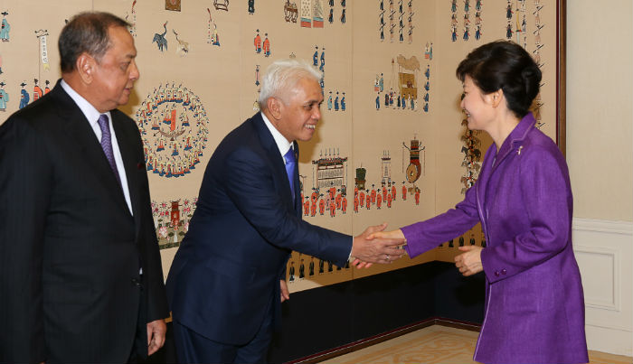 박근혜 대통령(오른쪽)이 9월 25일 청와대에서 하따라자사 인도네시아 경제조정부 장관을 만나 악수를 하고 있다. (사진: 청와대)