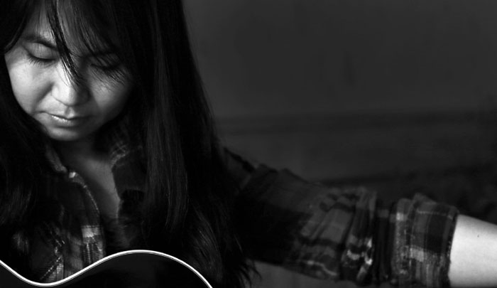 수원의 한 호프집에 일하며 듣는 LP 음악들에 문화적 충격을 느낀 가수 박강수 씨는 그 후로 꾸준히 가수의 삶을 살아오고 있다.