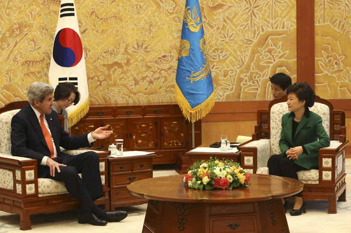 박근혜 대통령이 12일 청와대에서 존 케리 미국 국무장관과 환담을 나누고 있다.(사진: 청와대)