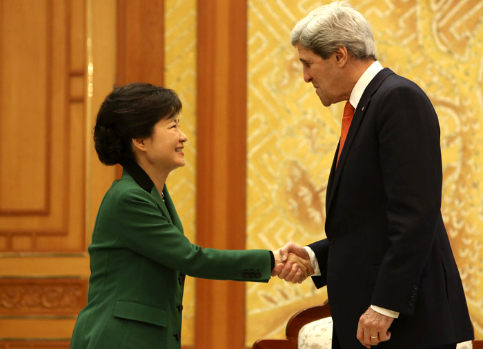 박근혜 대통령이 12일 청와대를 방문한 존 케리 미국 국무장관과 악수를 나누며 인사하고 있다. (사진: 청와대)