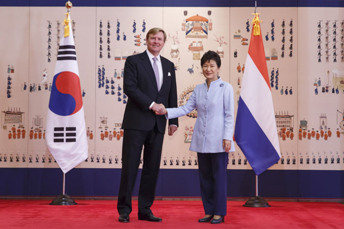 박근혜 대통령(오른쪽)이 3일 국빈 방한한 빌렘 알렉산더 네덜란드 국왕과 악수하고 있다.