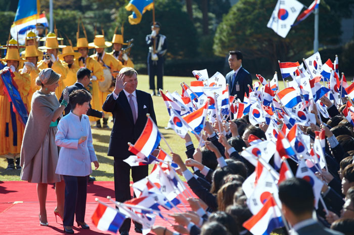 박근혜 대통령과 알렉산더 네덜란드 국왕 내외가 3일 청와대 대정원에서 열린 공식환영식에서 환영인파들과 인사하고 있다.