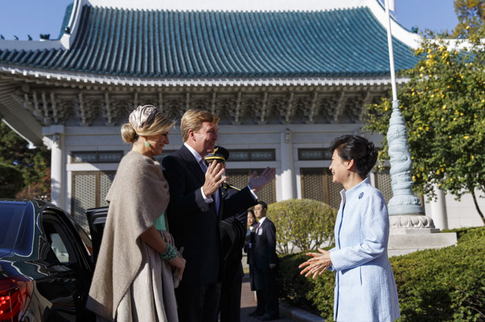 박근혜 대통령이 알렉산더 네덜란드 국왕 내외와 인사를 나누고 있다.