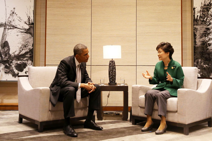 박근혜 대통령과 버락 오바마 미국 대통령이 11일 중국 베이징 APEC 정상회의에서 회담을 갖고 있다.
