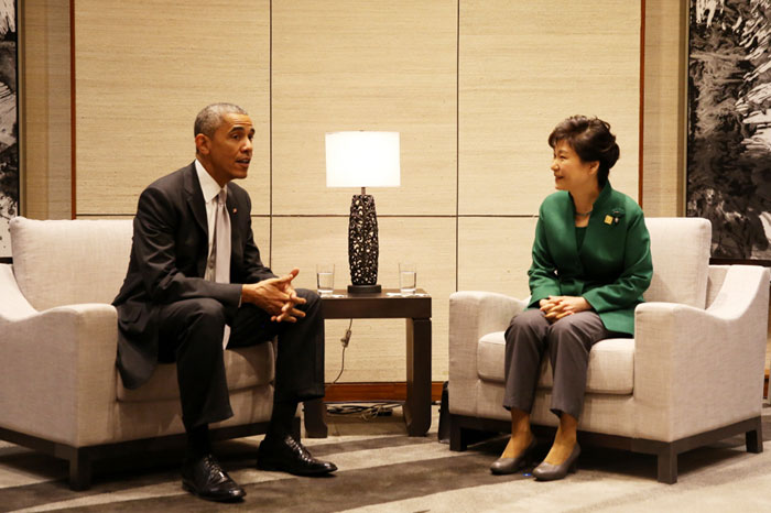 박근혜 대통령과 버락 오바마 미국 대통령이 11일 중국 베이징 APEC 정상회의에서 회담을 갖고 있다.