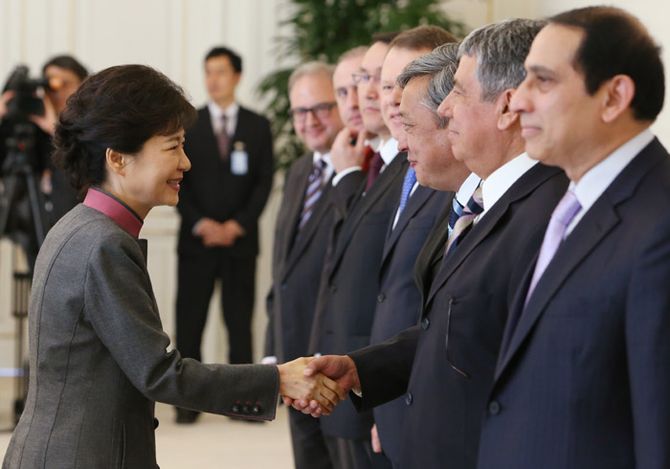 박근혜 대통령(왼쪽)이 26일 청와대에서 서남아시아 및 동유럽 8개국 대사들과 악수하고 있다. (사진: 청와대)