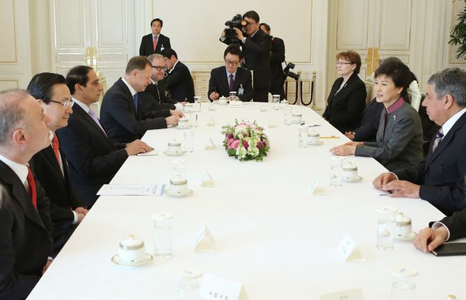 박근혜 대통령(오른쪽 두 번째)이 26일 청와대에서 서남아시아 및 동유럽 8개국 대사들의 예방을 받고 환담을 나누고 있다. (사진: 청와대)