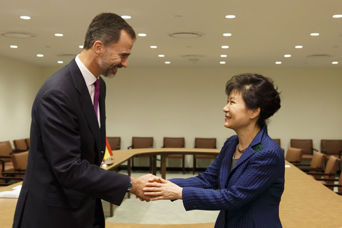 박근혜 대통령이 펠리페 6세(Felipe VI) 스페인 국왕과 악수하고 있다.
