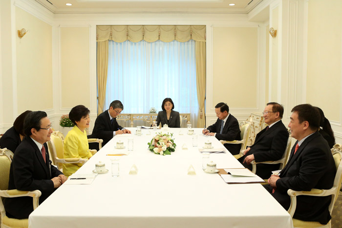 박근혜 대통령(왼쪽 두 번째)이 14일 청와대에서 탕자쉬안 중국 전 국무위원을 접견, 환담하고 있다. (사진: 청와대)