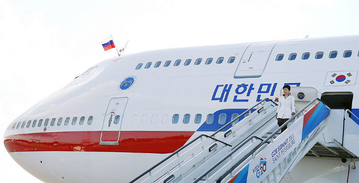 박근혜 대통령이 러시아에서 개최되는 G20 정상회의에 참석하기 위해 4일 러시아 상트페테르부르크 풀코바 국제공항에 도착해 트랩을 내려오고 있다. (사진: 청와대)