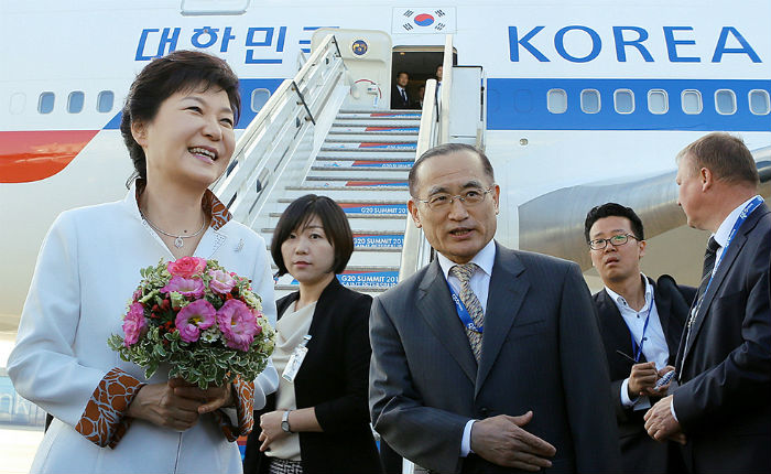 박근혜 대통령이 러시아에서 개최되는 G20 정상회의에 참석하기 위해 4일 러시아 상트페테르부르크 풀코바 국제공항에 도착해 환영인사들과 인사를 나누고 있다. (사진: 청와대)