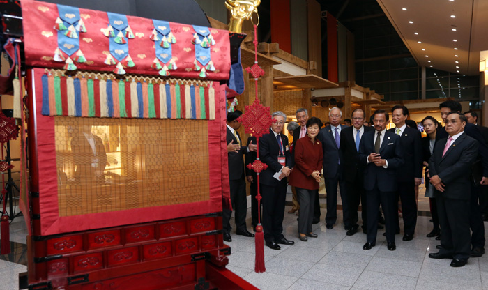 박근혜 대통령이 11일 부산 벡스코에서 열린 '한-아세안 특별정상회의' 환영만찬에 앞서 아세안 10개국 정상들에게 한국 전통공예문화를 소개하고 있다.