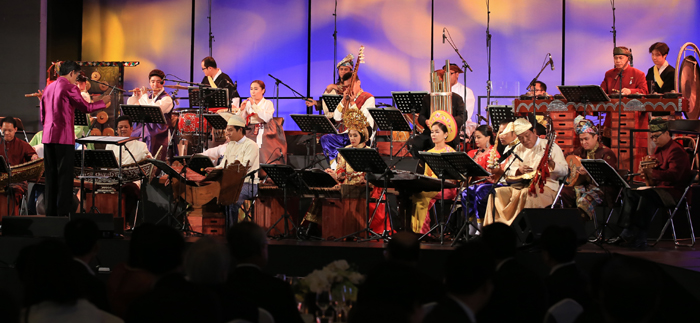  11일 ‘한-아세안 특별정상회의’ 환영만찬에서 한국, 아세안 국가 연주자 30명으로 구성된 오케스트라가 아세안 11개국의 국가 민요를 엮어 만든 ‘원 아시아’를 연주하고 있다.