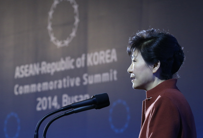 박근혜 대통령(오른쪽)이 11일 ‘한-아세안 특별정상회의’ 환영만찬에서 환영사를 하고 있다.