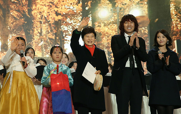 박근혜 대통령(가운데)이 27일 청와대 녹지원에서 열린 아리랑 공연 무대에 전 출연진과 함께 올라 아리랑을 함께 부른 뒤, 관객들에게 인사하고 있다. 전한 기자