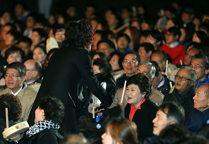27일 청와대 녹지원에서 열린 '문화융성 우리의 맛 우리의 멋 아리랑 공연'에 참석한 박근혜 대통령이 가수 김장훈이 마이크를 들이대자 직접 아리랑 한 소절을 부르고 있다. 전한 기자
