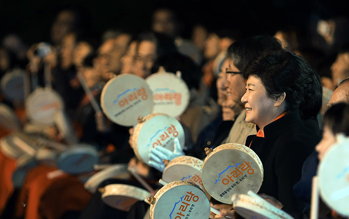 박근혜 대통령이 27일 청와대에서 아리랑 공연에서 관객들과 함께 소고로 박자를 맞추고 있다.  전한 기자
