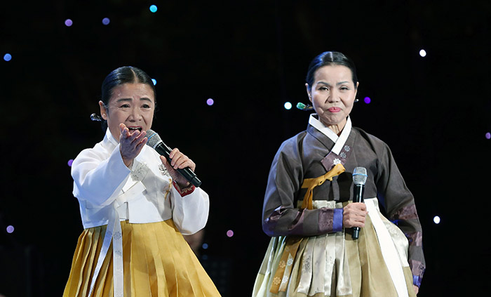 27일 청와대에서 열린 '문화융성 우리의 맛 우리의 멋 아리랑 공연'에서 안숙선, 이춘희 명창이 판소리 공연을 펼치고 있다. 전한 기자