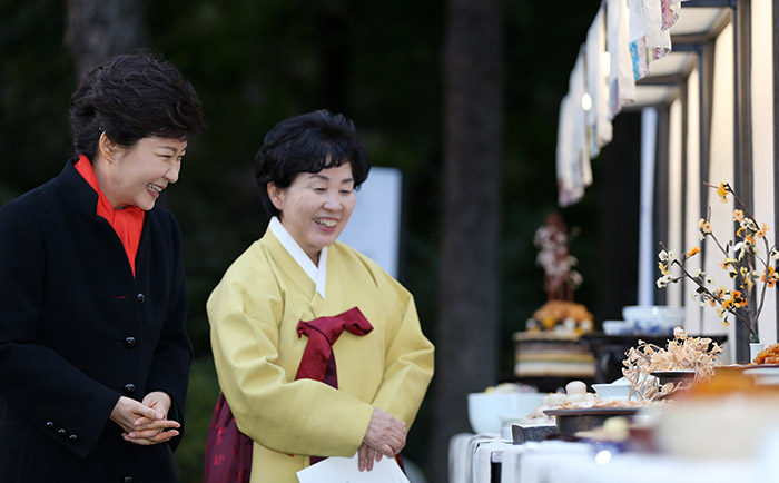 27일 청와대에서 열린 '문화융성 우리의 맛 우리의 멋 아리랑 공연' 식전행사로 열린 궁중음식 전시회에서 박근혜 대통령(왼쪽)이 궁중음식 연구가 한복려의 설명을 들으며 궁중요리를 살펴보고 있다. 전한 기자