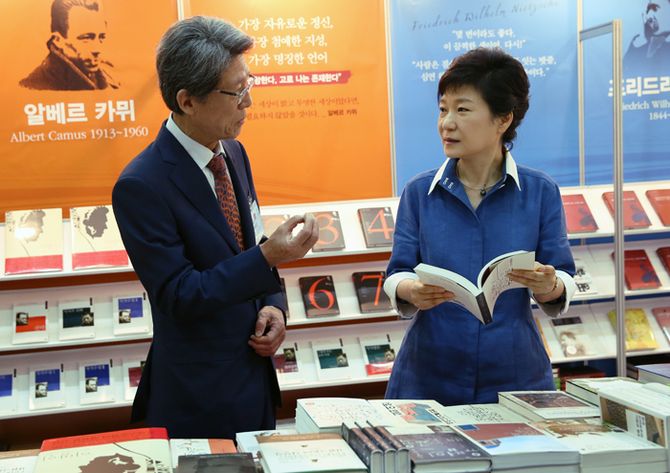 박근혜 대통령(오른쪽)이 서울국제도서전 도서출판 ‘책세상(인문교양서적 전문 출판사)’ 부스를 찾아 책세상 김직승 대표와 이야기를 나누고 있다. 전한 기자