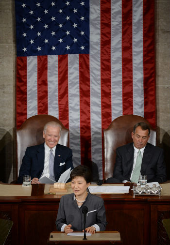 박근혜 대통령(앞줄 가운데)이 8일(현지시간) 조 바이든 부통령과 존 베이너 하원의장의 배석 하에 미 의회에서 합동연설을 하고 있다. (사진: 청와대)