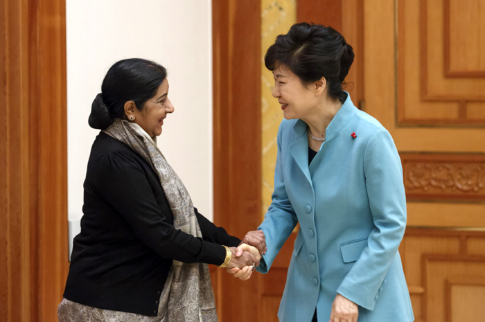 박근혜 대통령(오른쪽)이 29일 청와대에서 수시마 스와라지 인도 외교장관과 악수하고 있다.