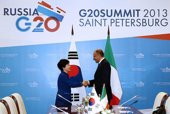 5일 러시아 상트페레트부르크에서 박근혜 대통령(왼쪽)이 엔리코 레타(Enrico LETTA) 이탈리아 총리와 정상회담에서 악수하고 있다. (사진: 청와대)