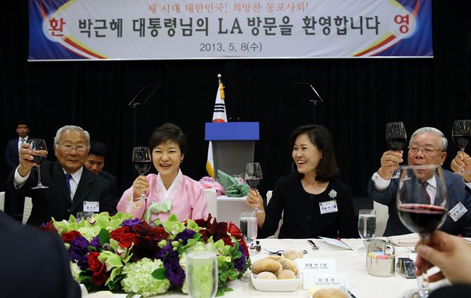 박근혜 대통령(왼쪽 두번째)이 8일(현지시간) 로스앤젤레스에서 열린 LA 교민 간담회에서 참석자들과 건배를 하고 있다. (사진: 청와대)