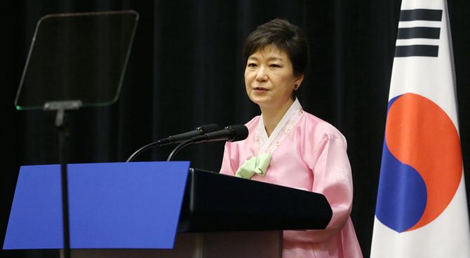 박근혜 대통령이 8일(현지시간) 로스앤젤레스에서 열린 LA 교민 간담회에서 한국과 미국의 가교 역할을 하고 있는 LA 교민들의 역할의 중요성을 강조하는 연설을 하고 있다. (사진: 청와대)