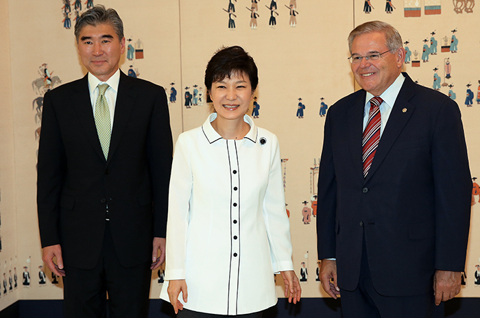 박근혜 대통령(가운데)이 19일 청와대에서 로버트 메넨데즈 미국 상원 외교위원장(오른쪽)과 성 김 주한 미국대사의 예방을 받고 기념촬영을 하고 있다. (사진: 청와대) 